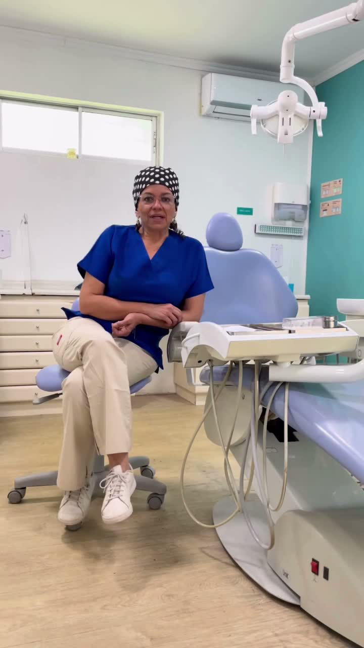 Dra. Cristina Patiño en un box dental de la clínica