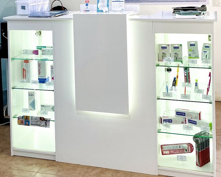 Mesón de recepción con vitrinas de productos de higiene bucal